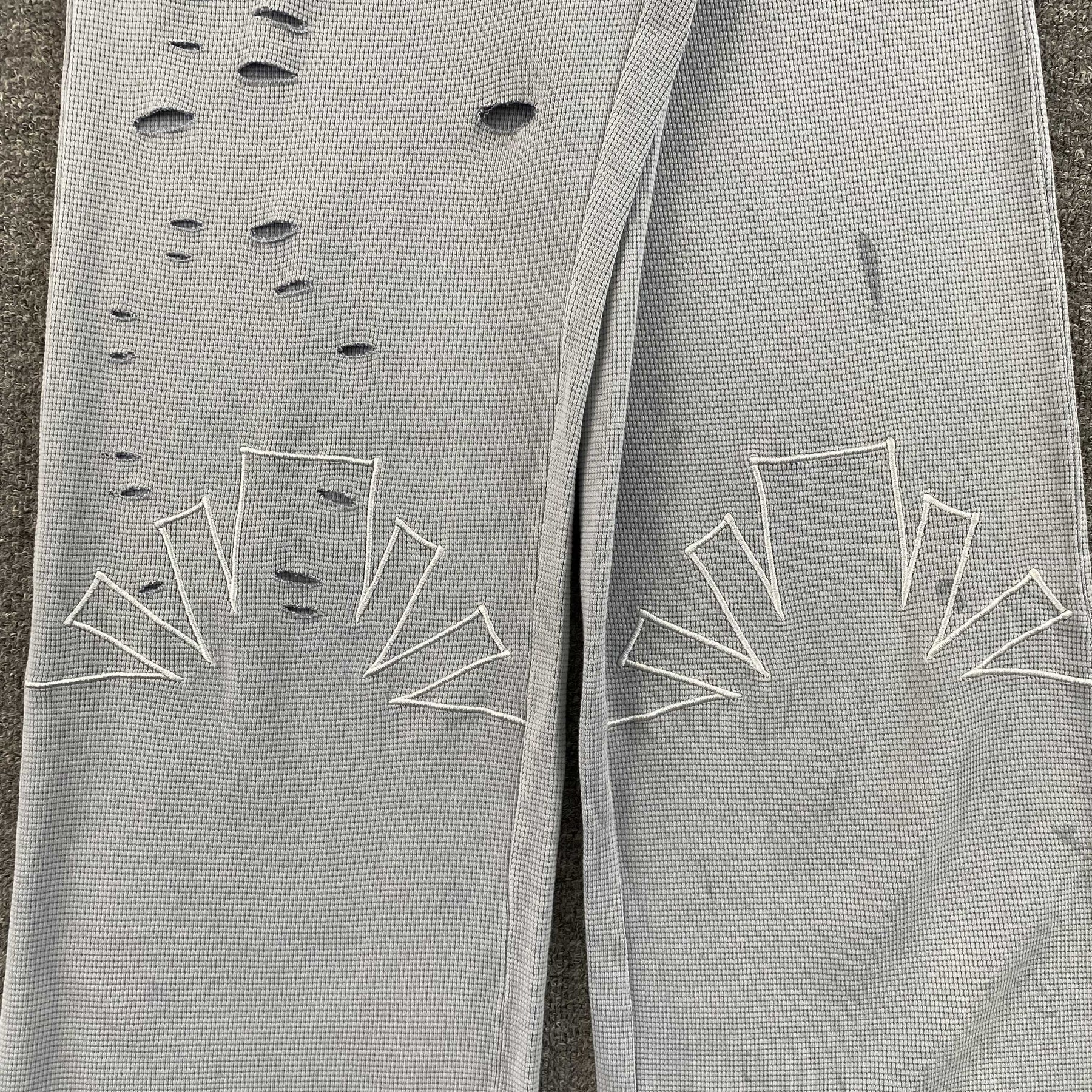 Calça Vertabrae “Ripped Geometric Embroidery”