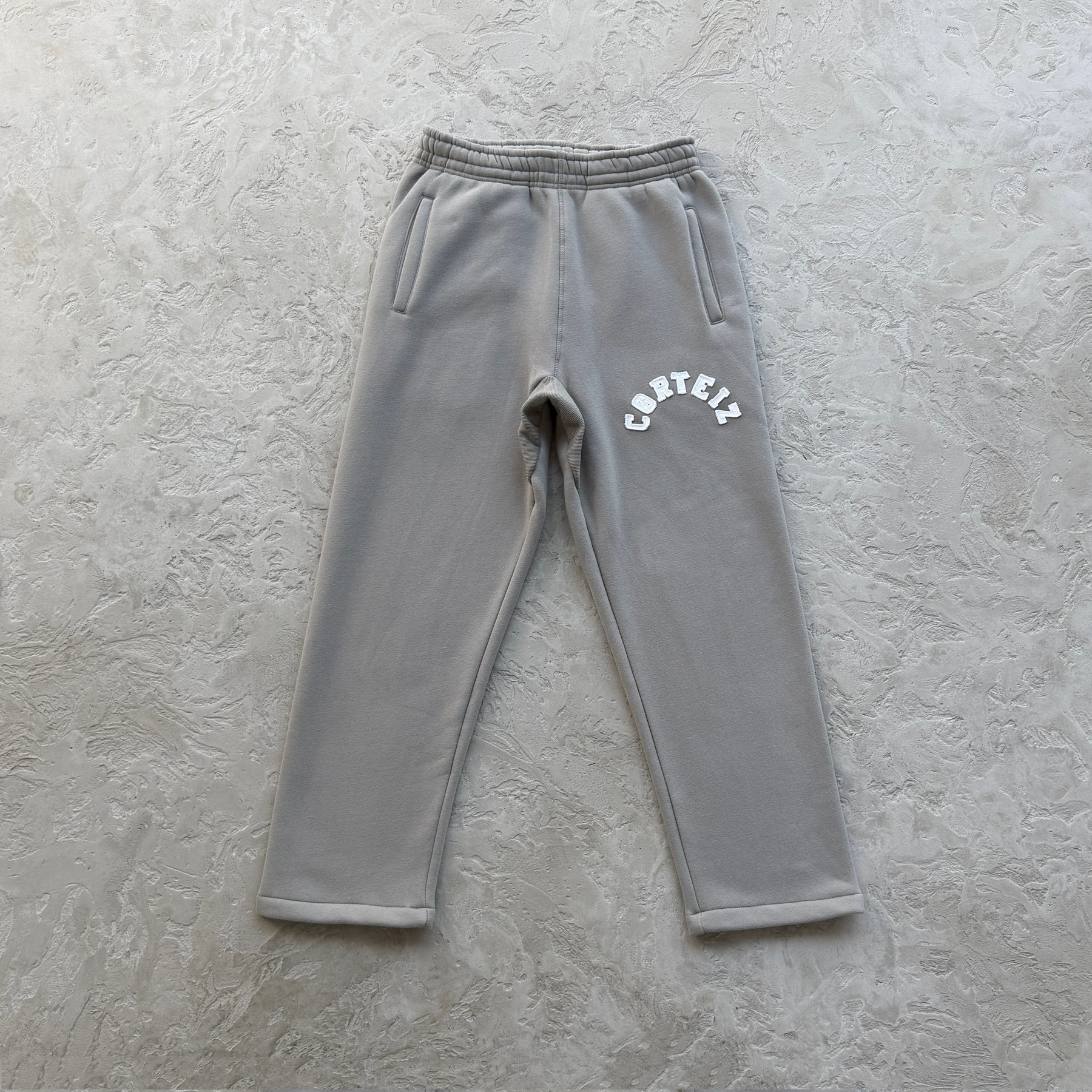 Conjunto Corteiz “College Arch Open” ( Cinza )