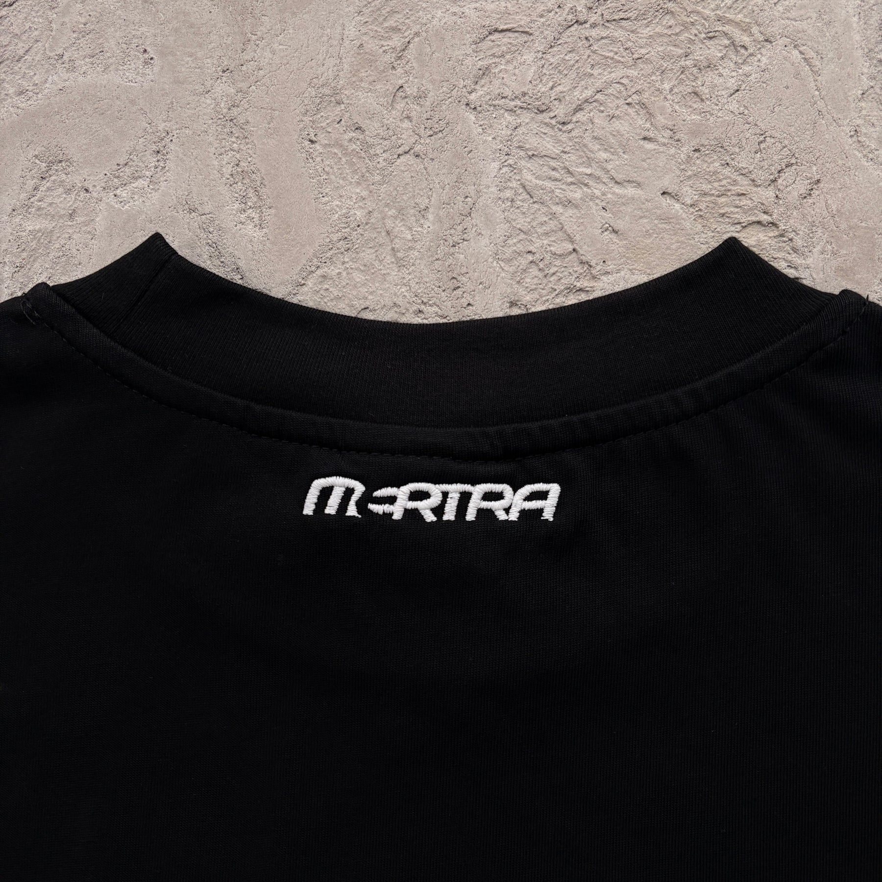 Camisa Mertra “Stacked Logo” ( Preto )