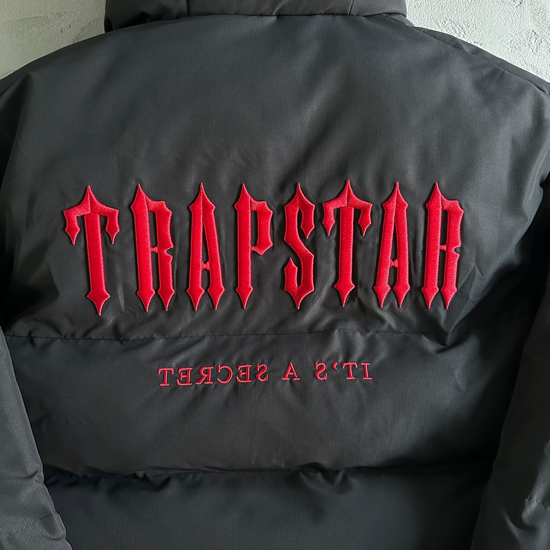 Jaqueta Trapstar “Decoded 2022 Hooded” ( Preto e Vermelho )