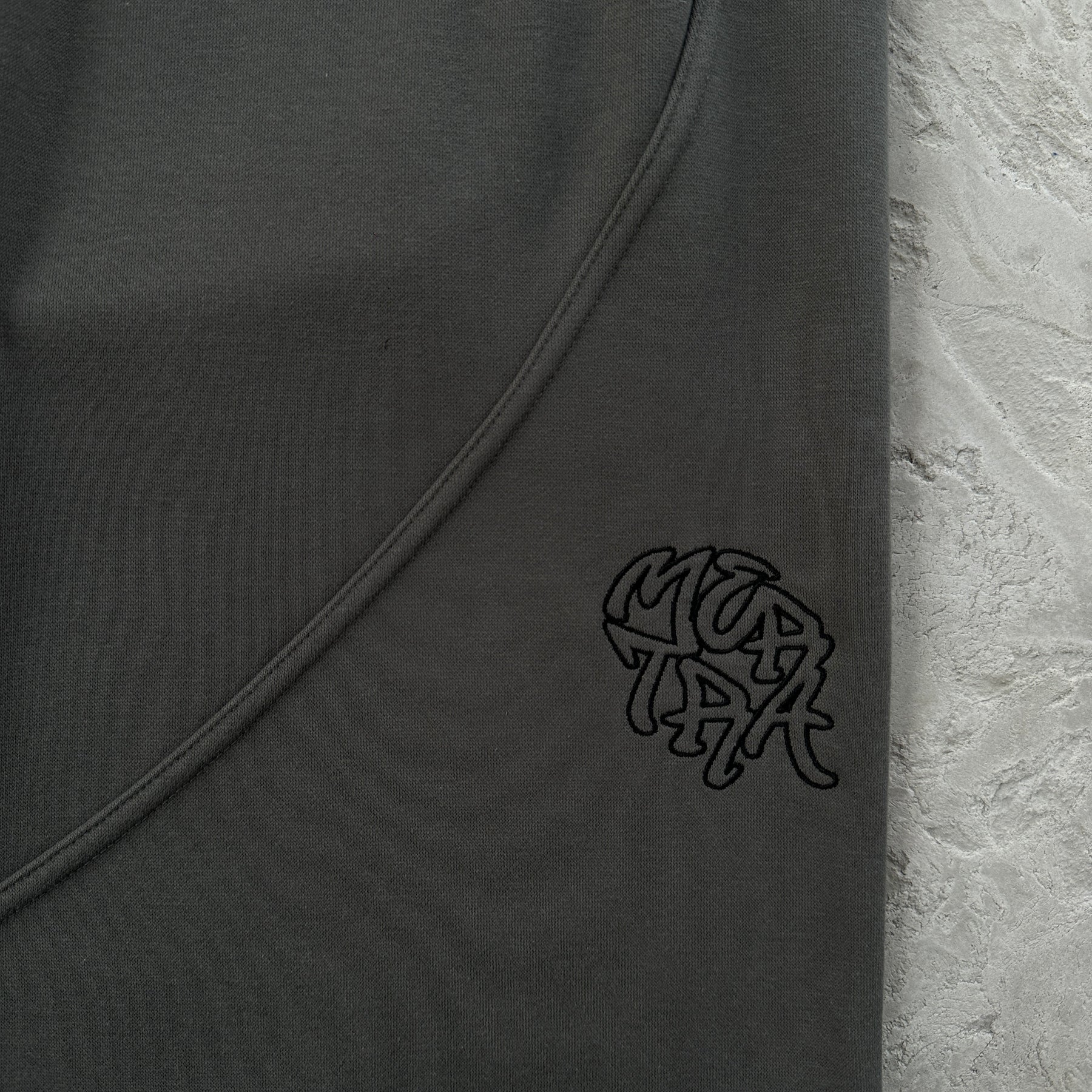 Shorts Mertra “Embroidered” ( Cinza Escuro )
