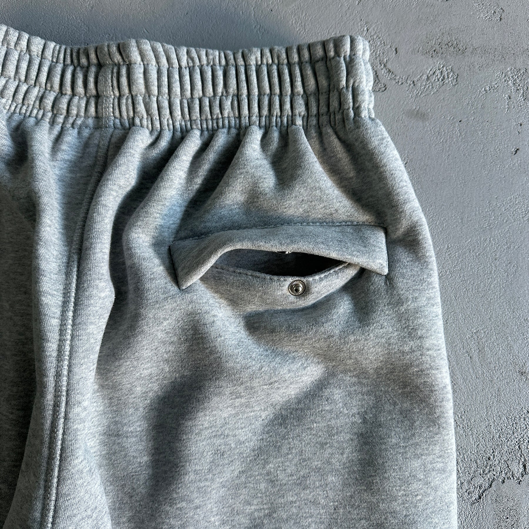 Calça Corteiz “HMP Straight Jogging”