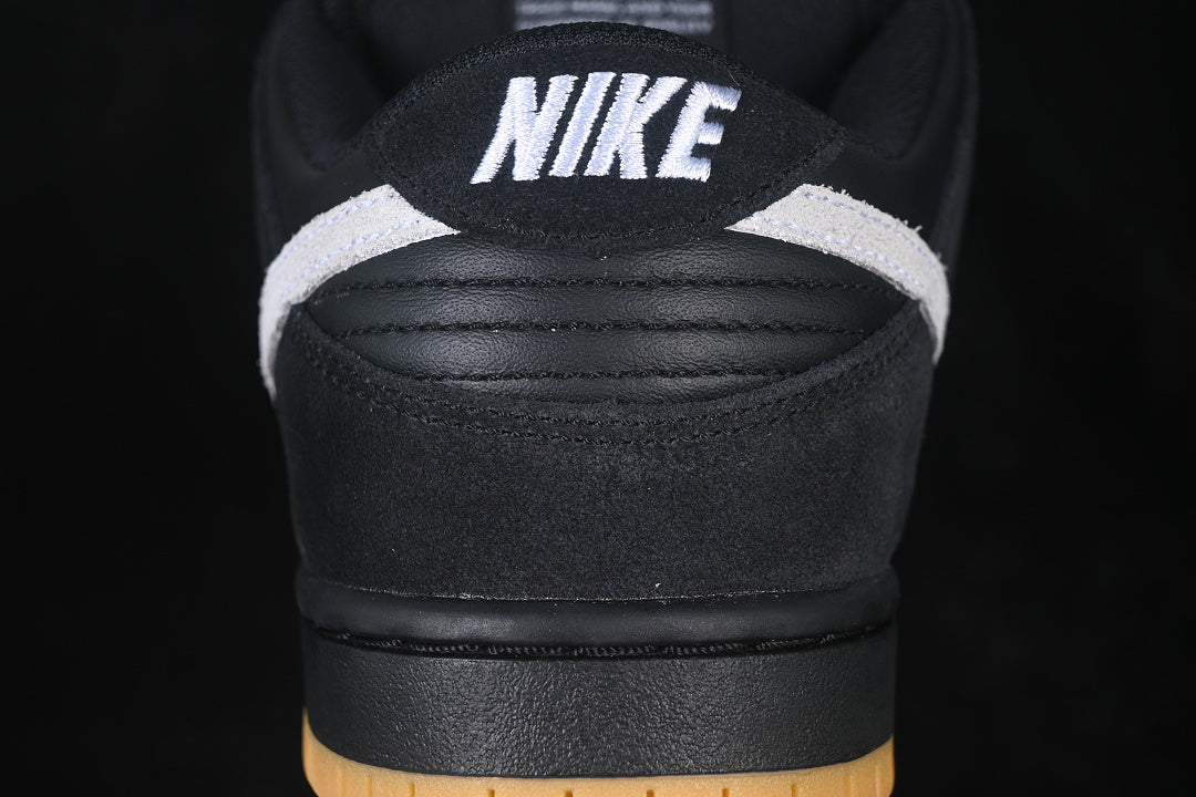 Dunk “Black White Gum”
