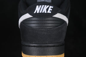Dunk “Black White Gum”