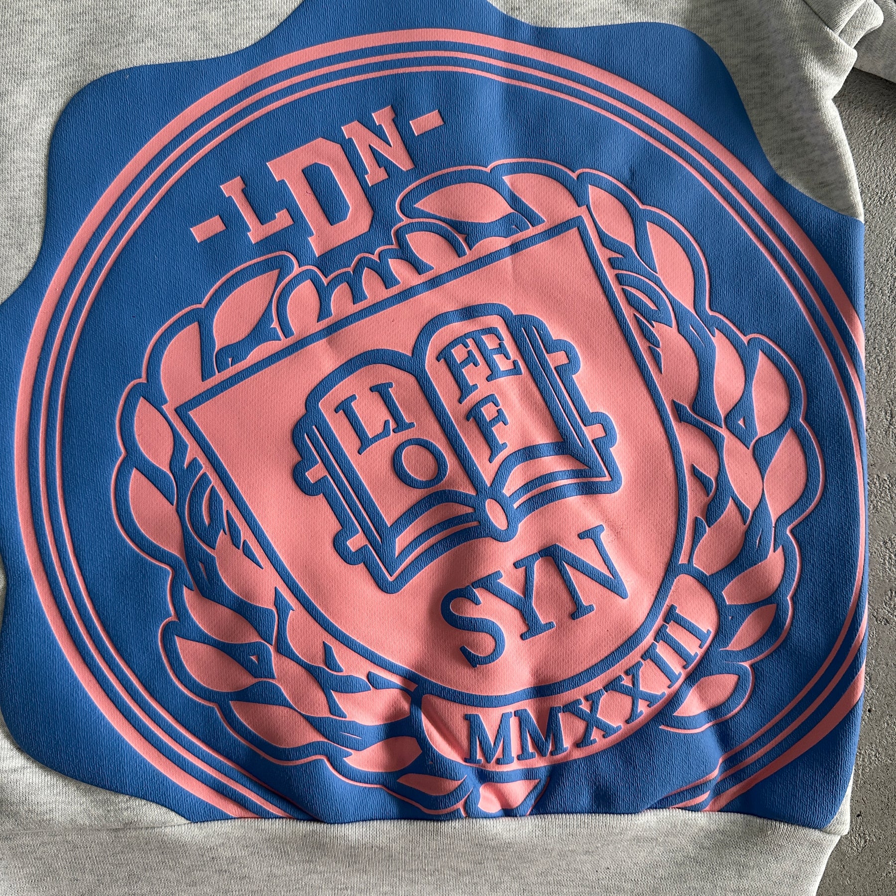 Conjunto Syna World “Crest Oth“ ( Cinza e Rosa )