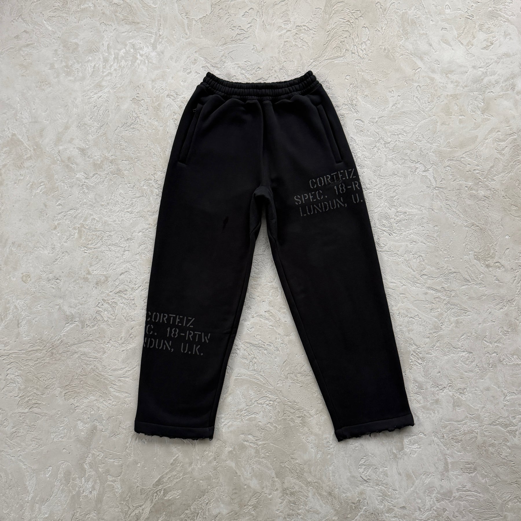 Conjunto Corteiz “HMP Stencil Crewneck” ( Preto )