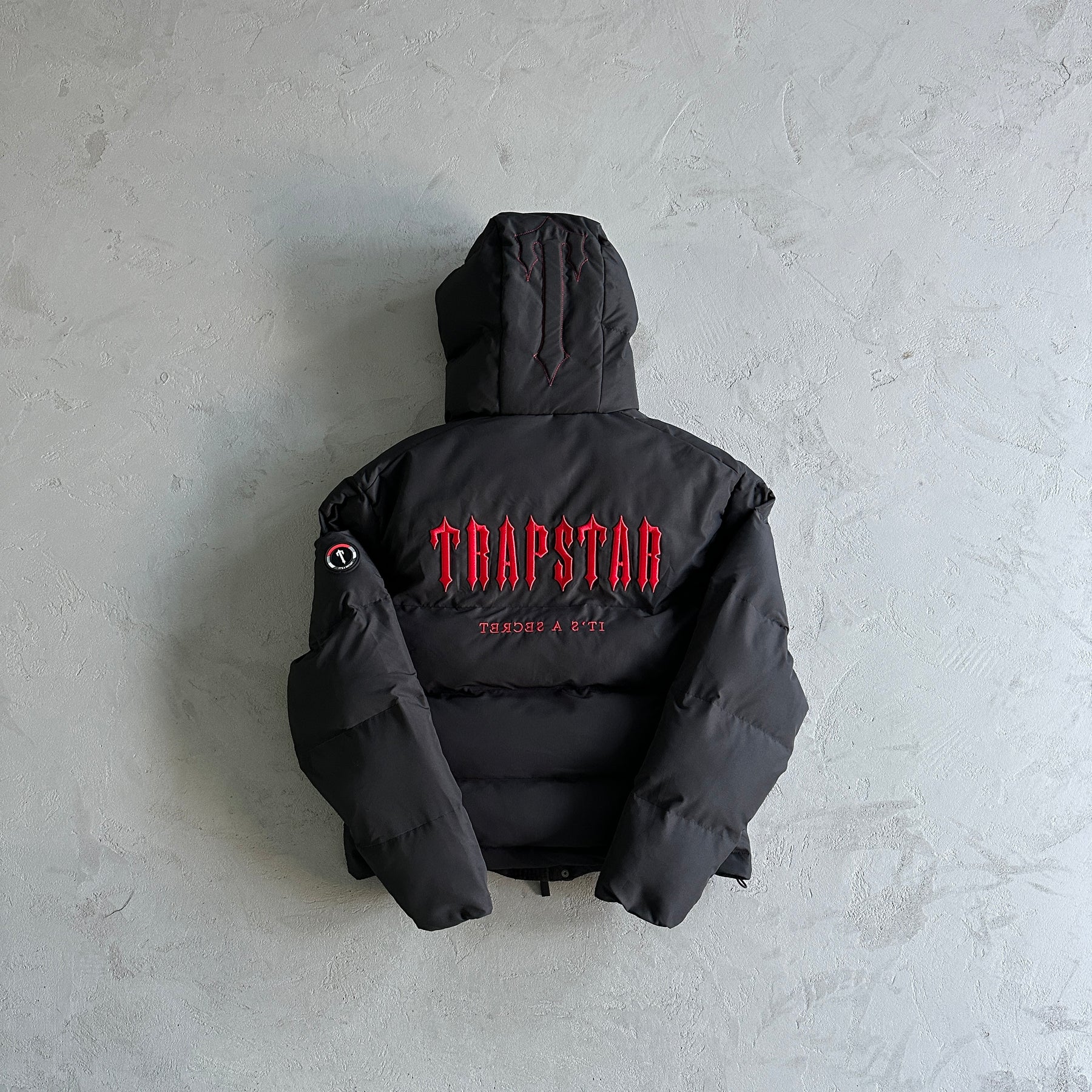Jaqueta Trapstar “Decoded 2022 Hooded” ( Preto e Vermelho )