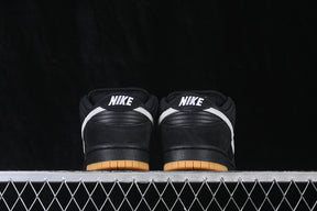 Dunk “Black White Gum”