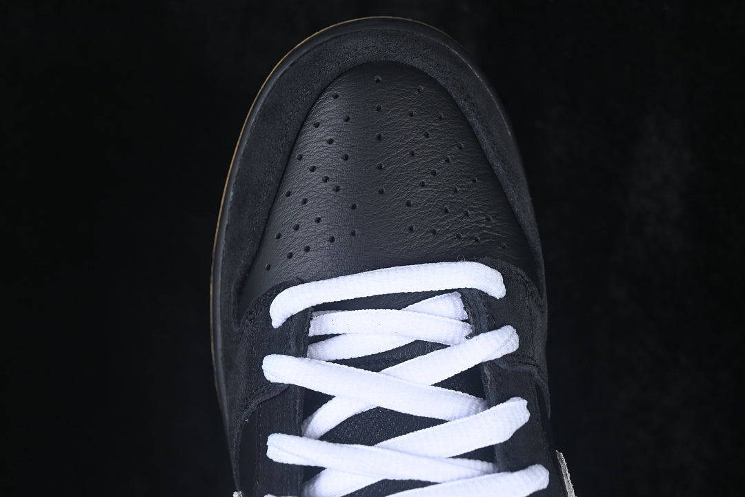 Dunk “Black White Gum”