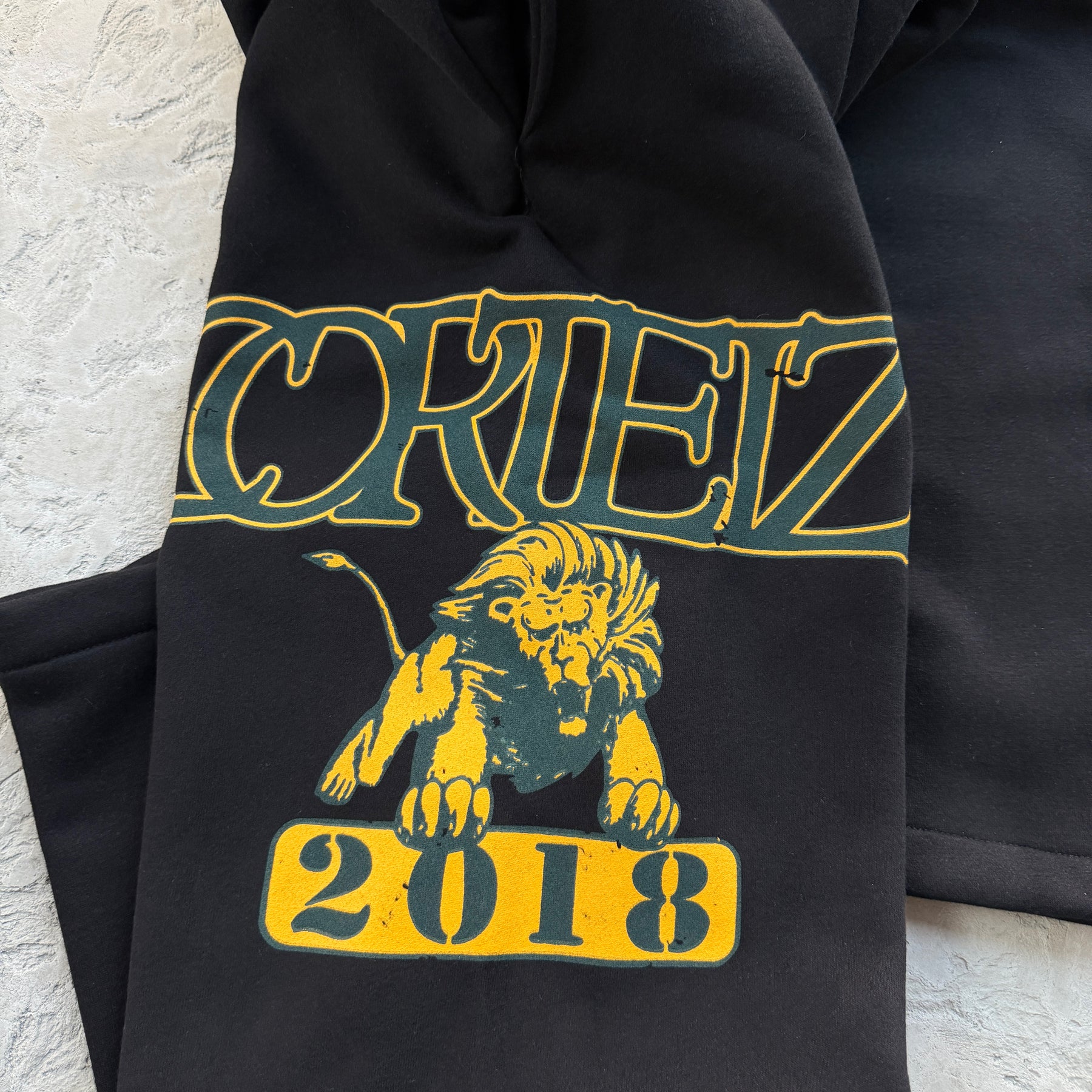 Conjunto Corteiz “Lion Varsity Open Hem Zip”