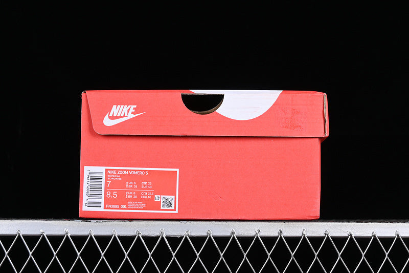 Vomero 5 “Metalic Silver"