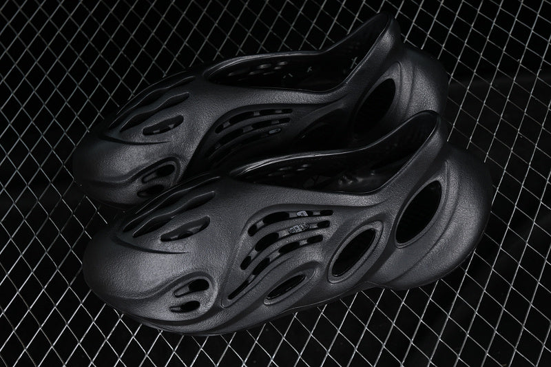 Yeezy Foam Runner “Ararat Black”