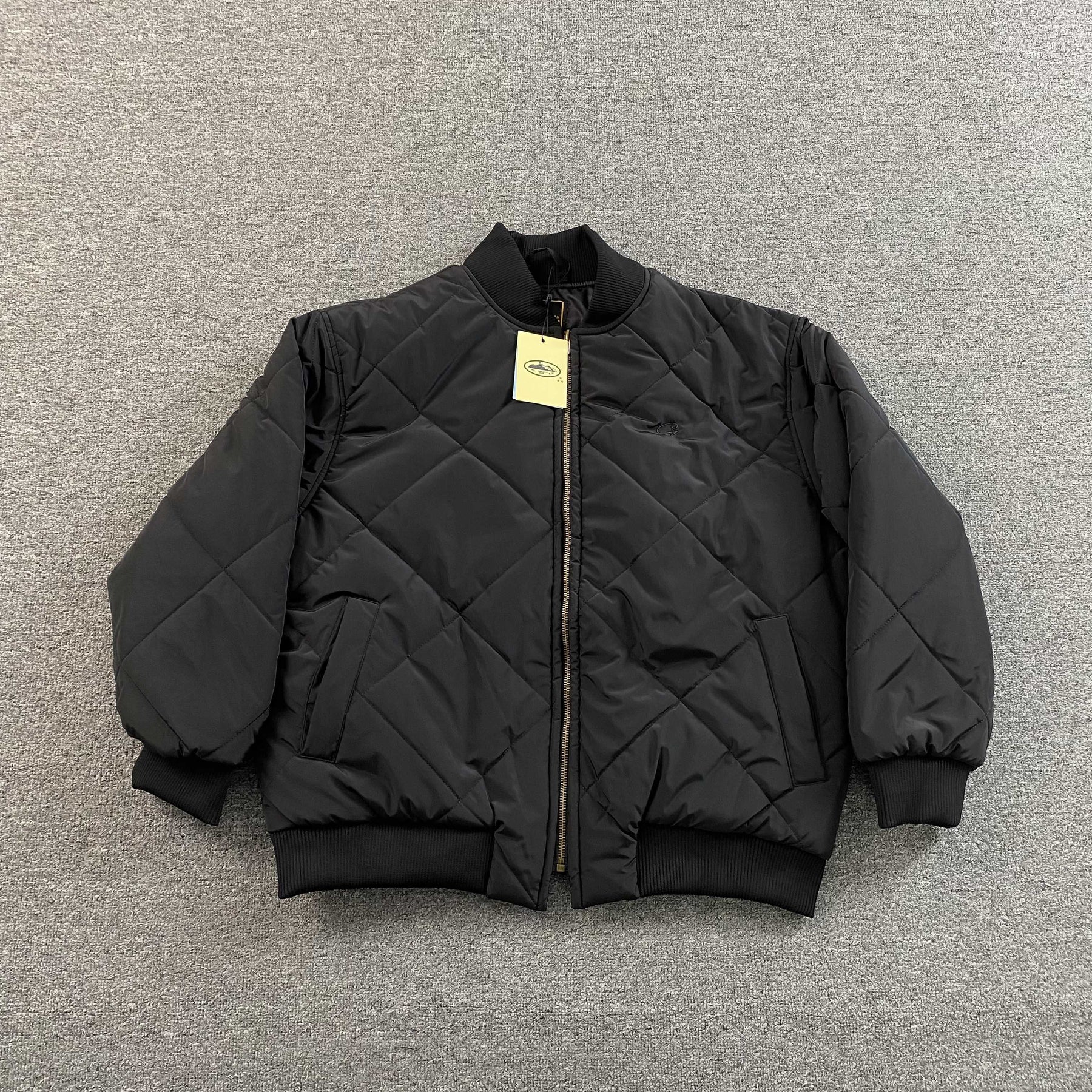 Jaqueta Corteiz “Olde English Quilted” ( Preta )