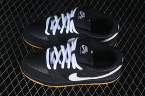 Dunk “Black White Gum”