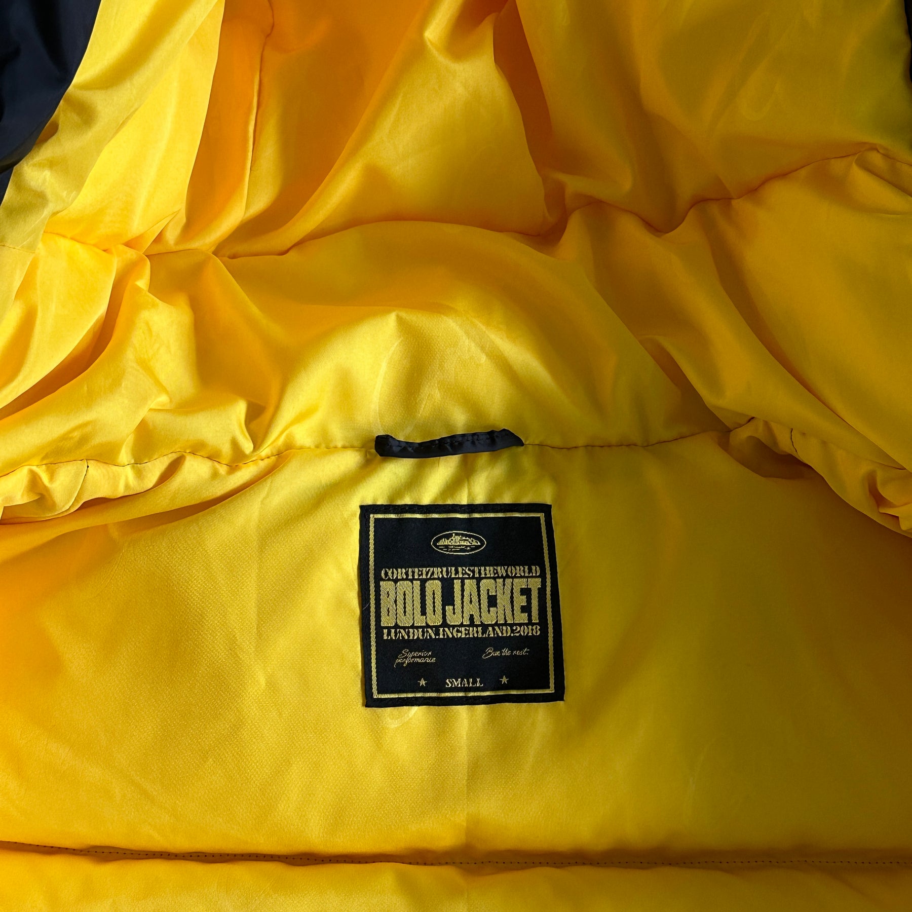 Casaco Corteiz “Bolo V2 Down” ( Preto Com Amarelo )