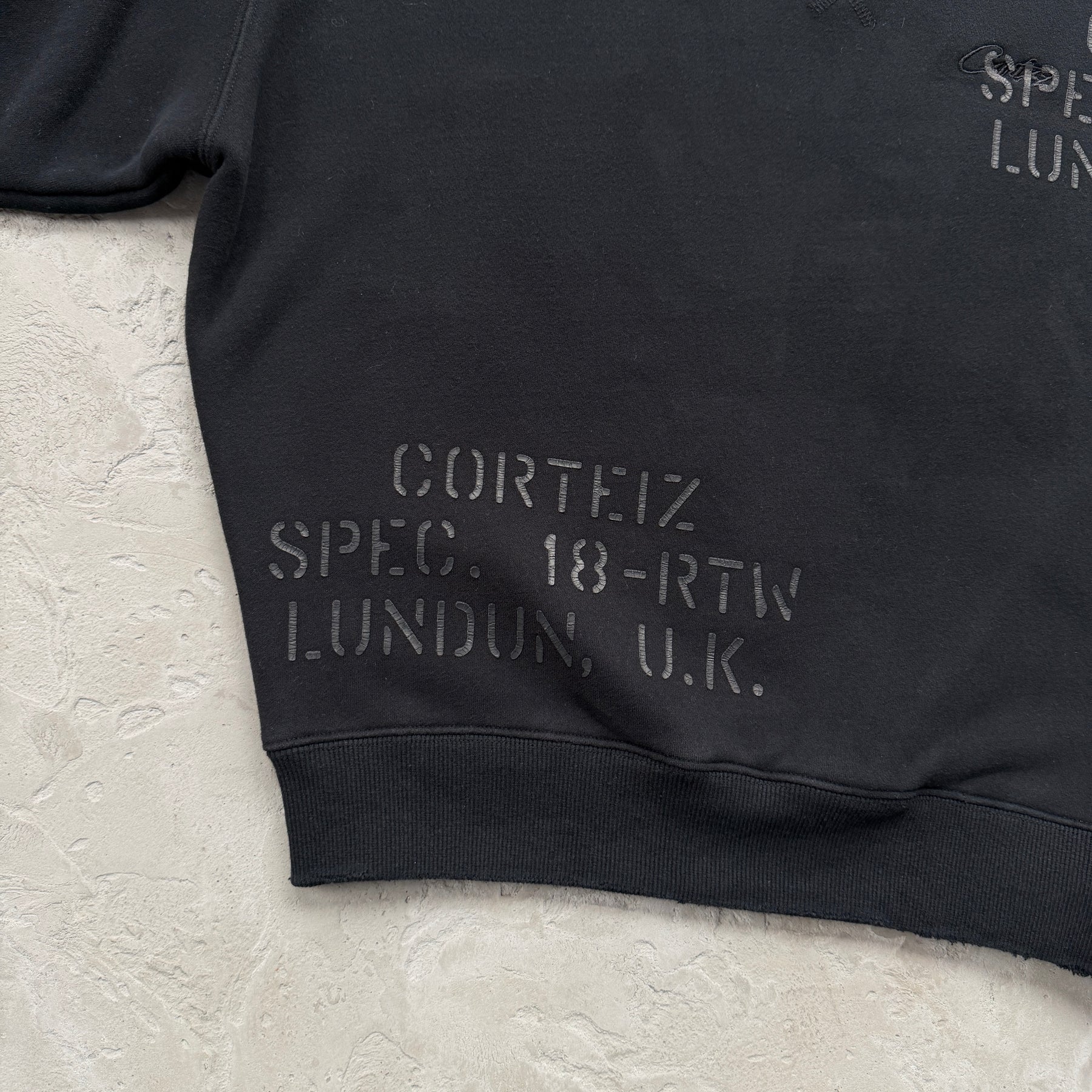 Conjunto Corteiz “HMP Stencil Crewneck” ( Preto )