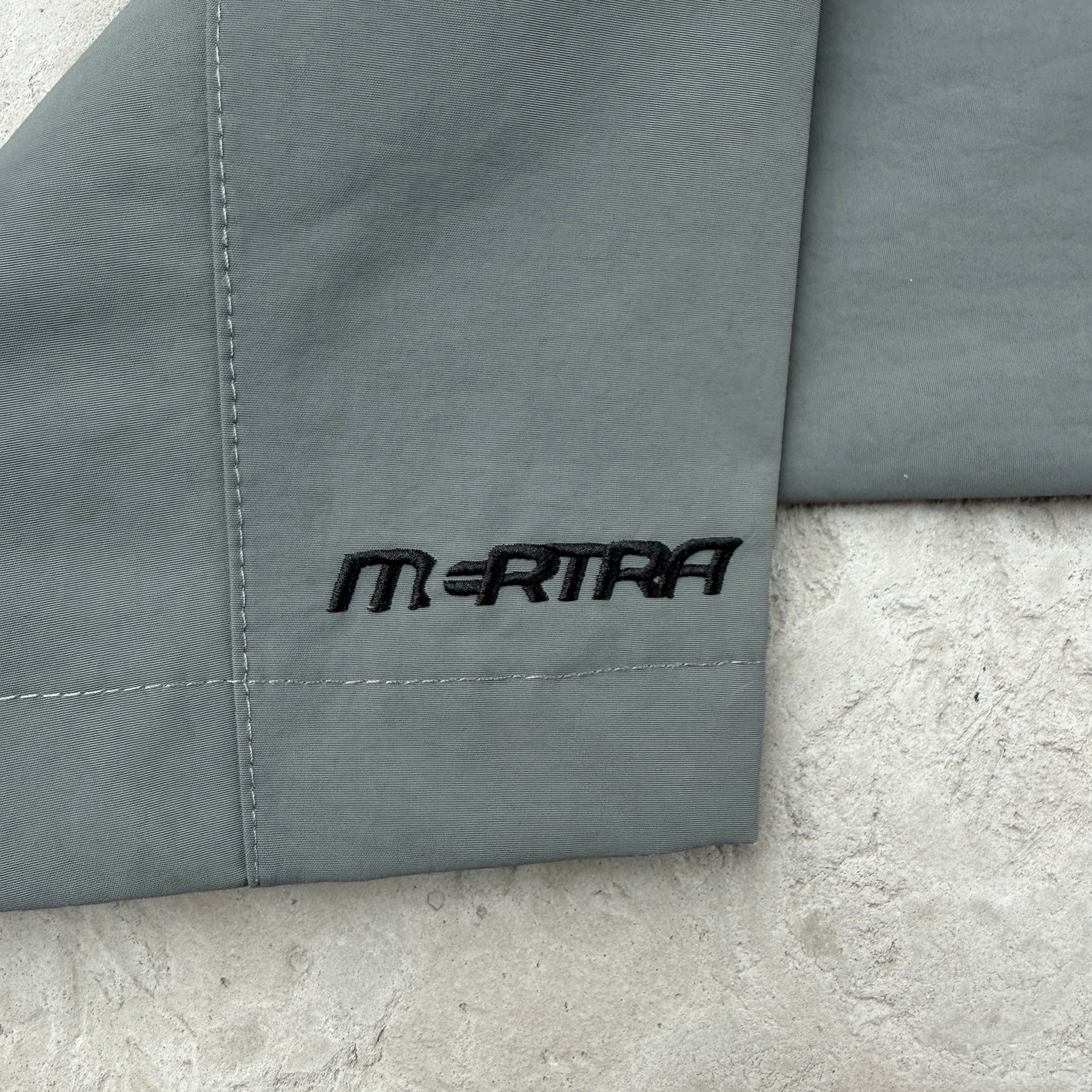 Jaqueta Mertra “Monogram Shell” ( Cinza )