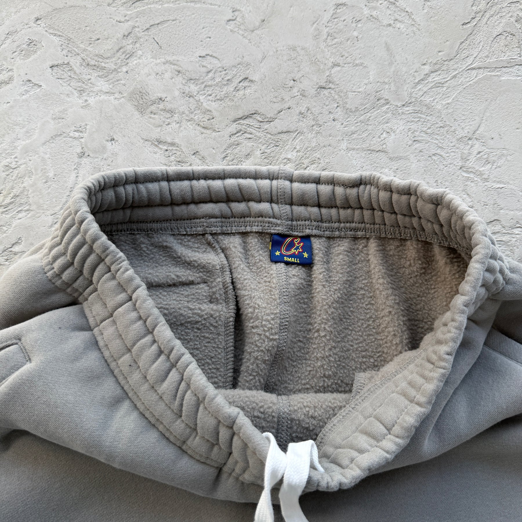 Conjunto Corteiz “College Arch Open” ( Cinza )