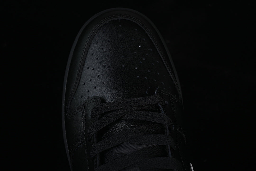 Dunk “Black White Swoosh”