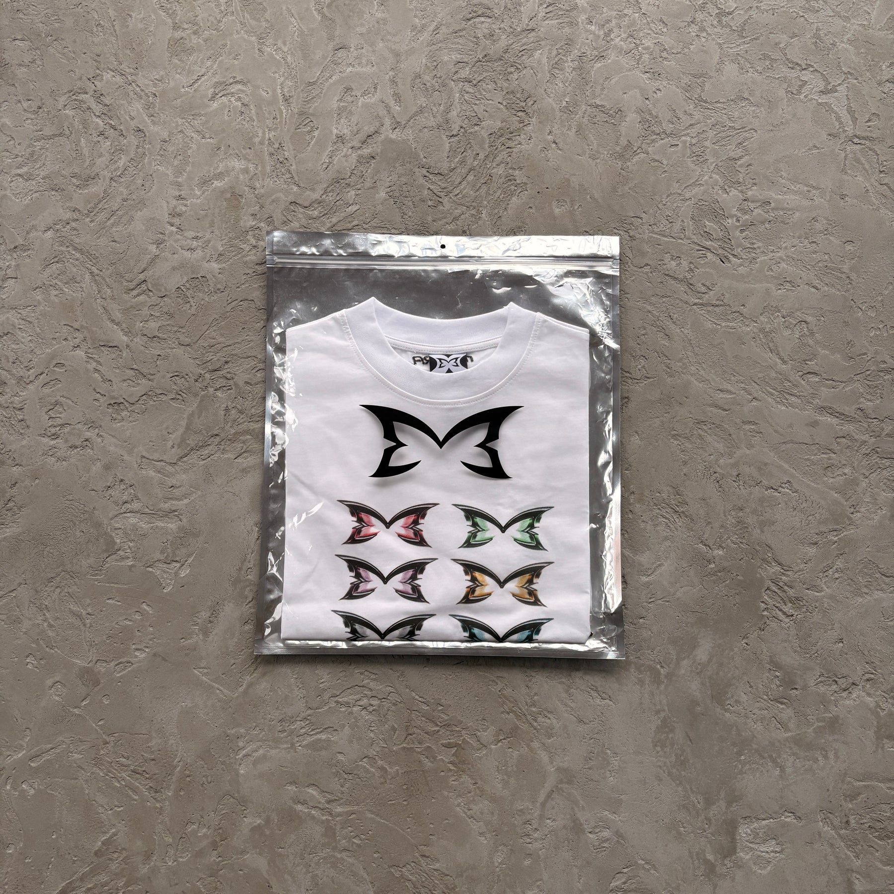 Camisa Mertra “Stacked Logo” ( Branco )