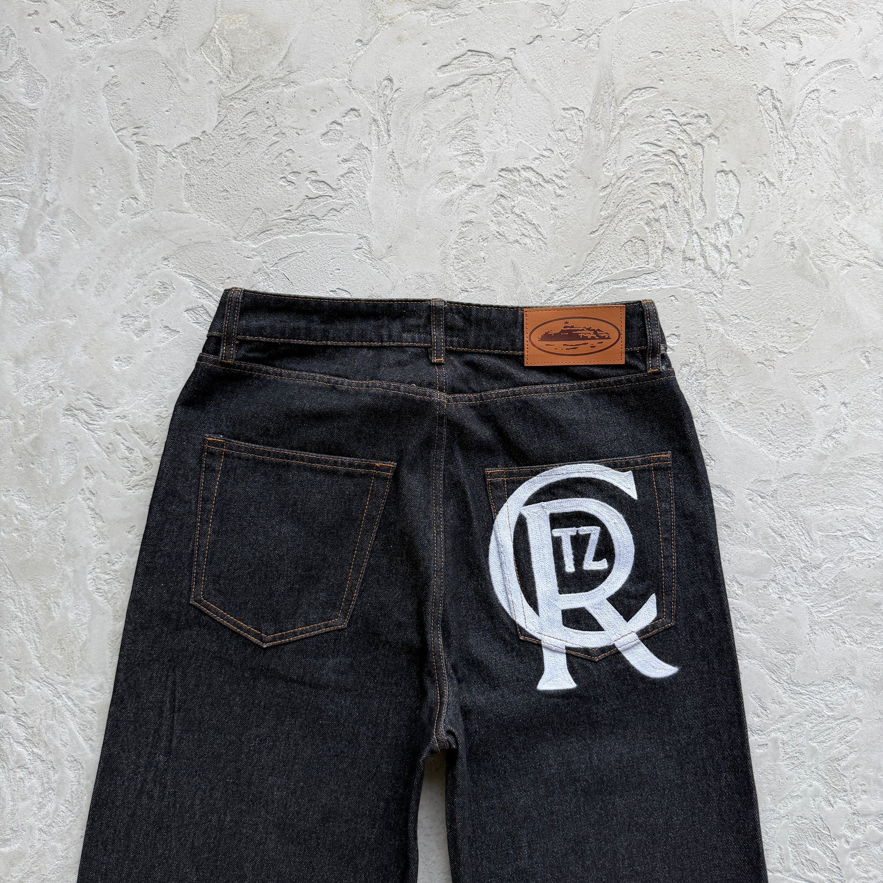 Calça Corteiz “Crest Chainstitch Baggy Jeans”