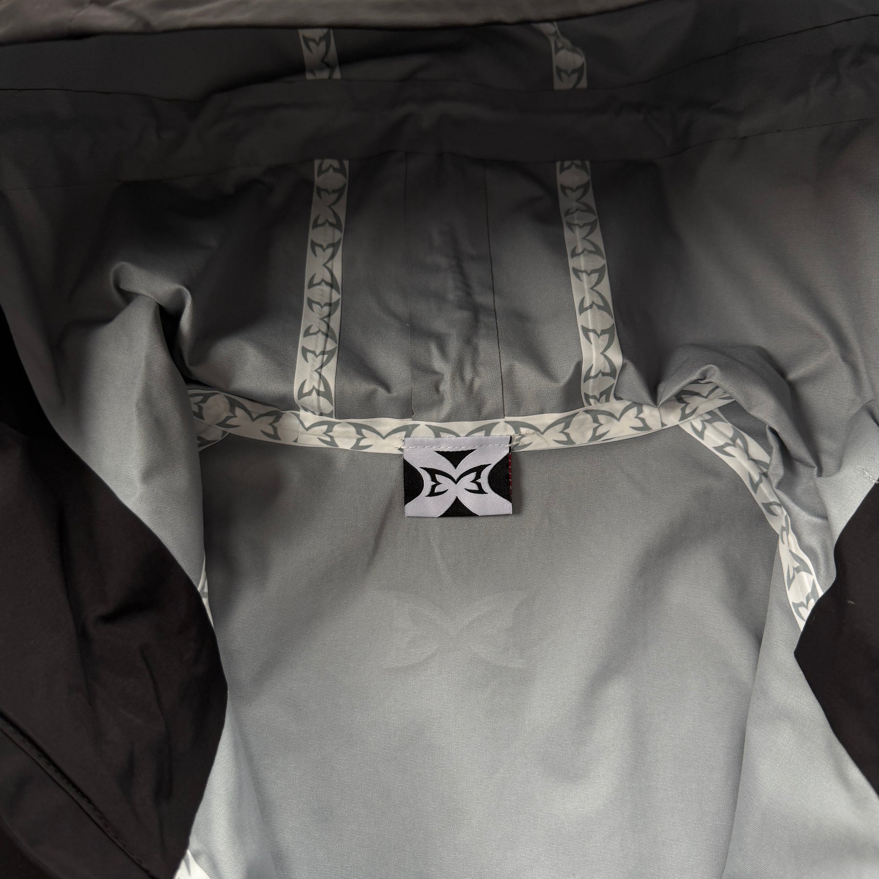 Corta Vento Mertra “Monogram Shell V2” ( Pova D'água )