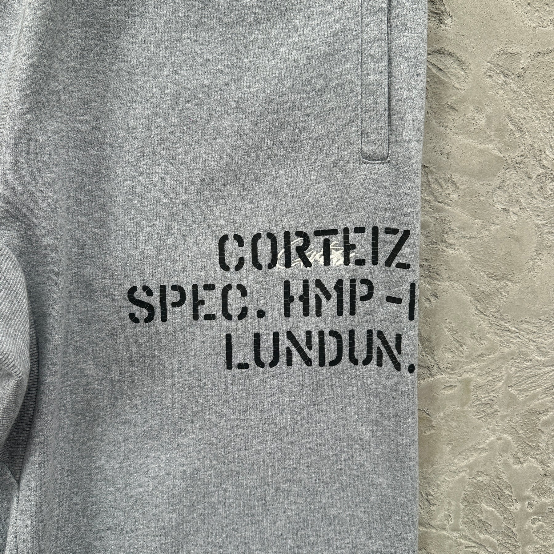 Conjunto Corteiz “HMP Stencil crewneck” ( Cinza )
