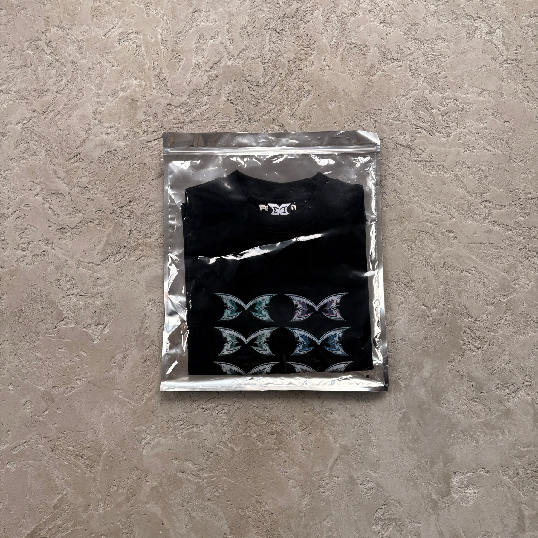 Camisa Mertra “Stacked Logo” ( Preto )