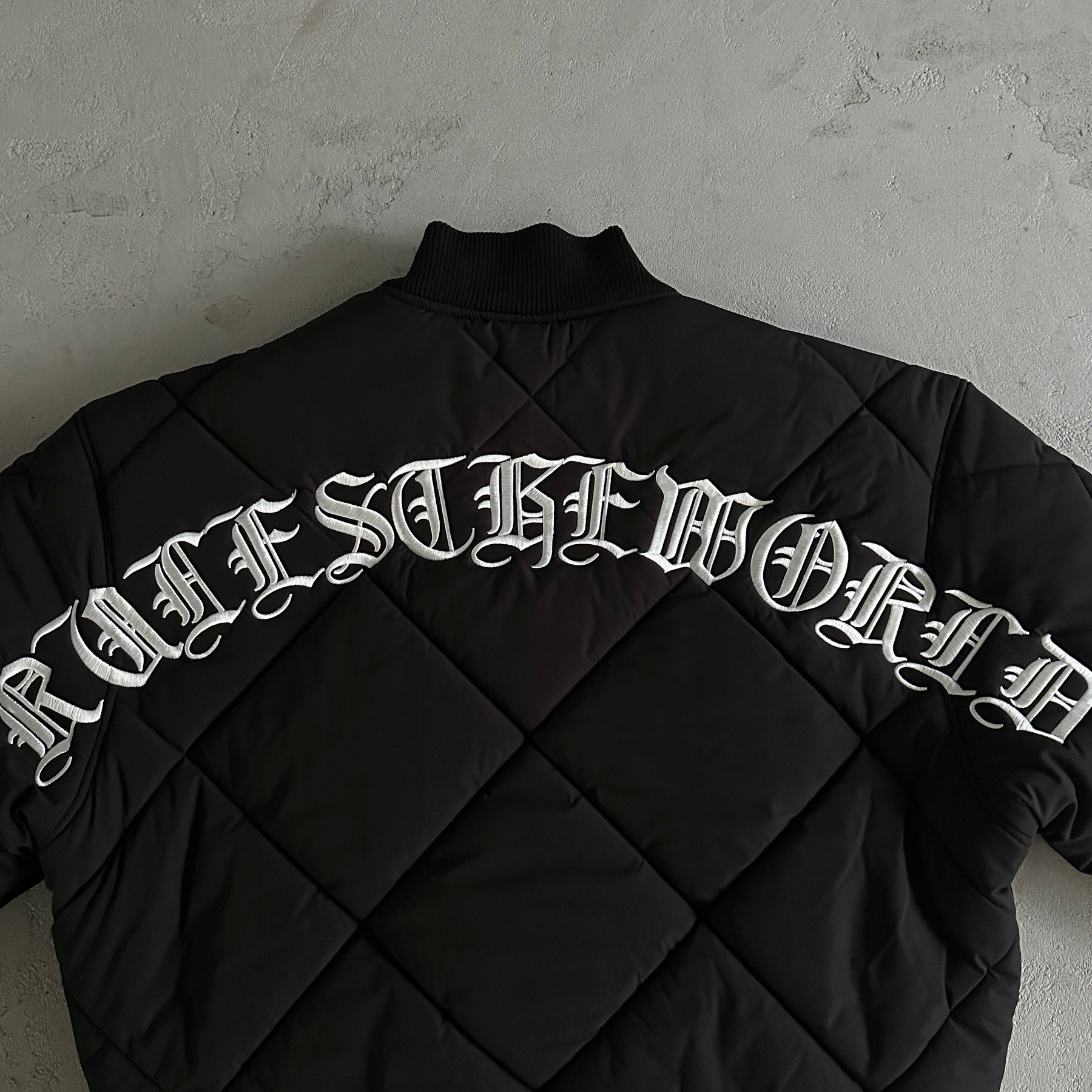 Jaqueta Corteiz “Old English Bomber”