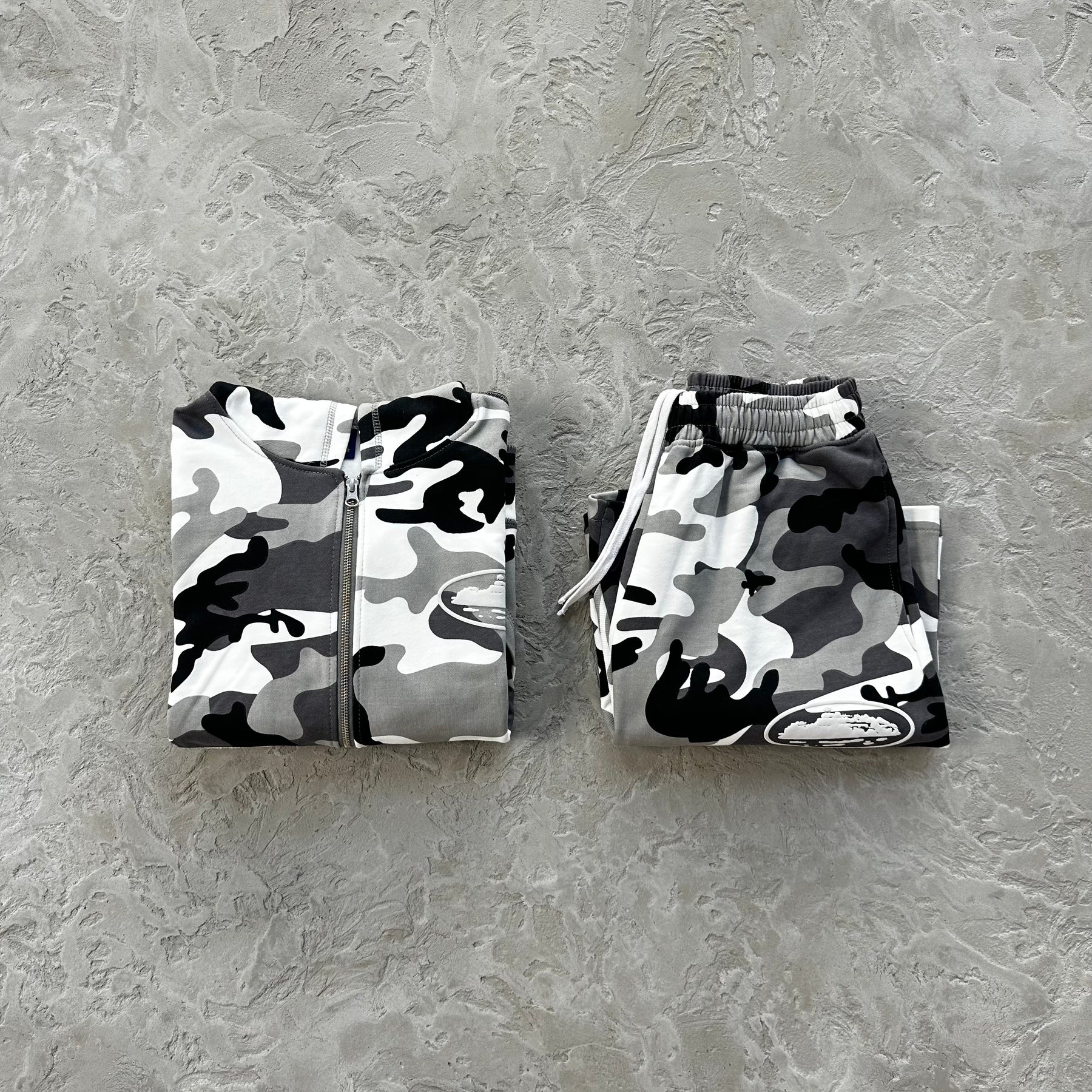 Conjunto Corteiz “Island Puff Print” (Artic Camo)