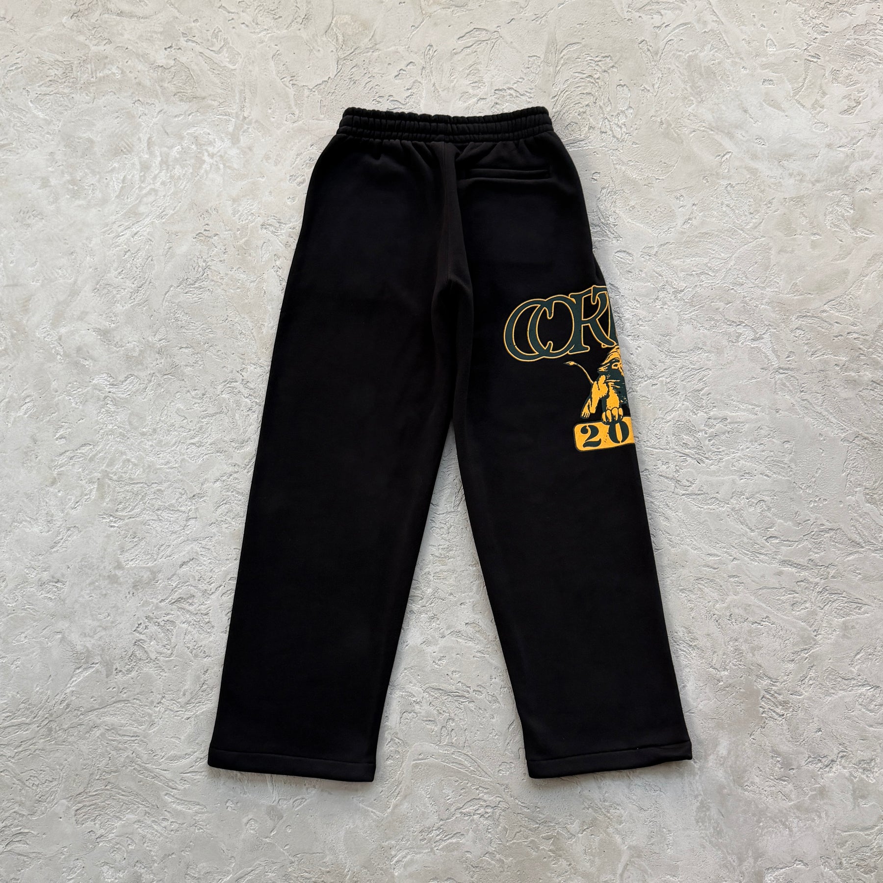 Conjunto Corteiz “Lion Varsity Open Hem Zip”