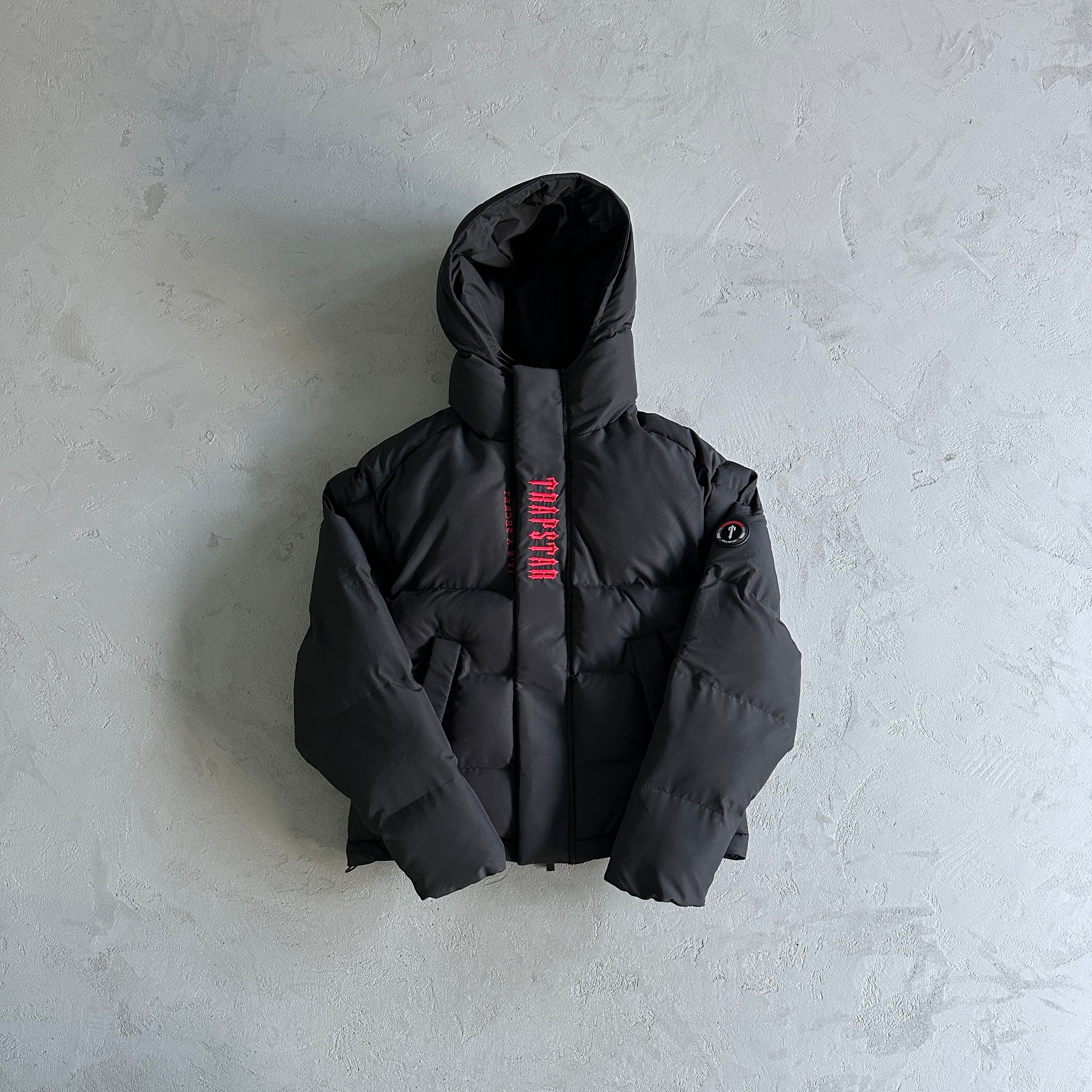 Jaqueta Trapstar “Decoded 2022 Hooded” ( Preto e Vermelho )