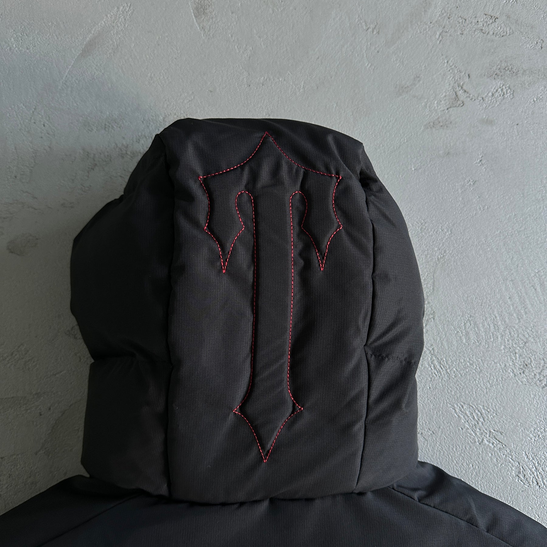 Jaqueta Trapstar “Decoded 2022 Hooded” ( Preto e Vermelho )