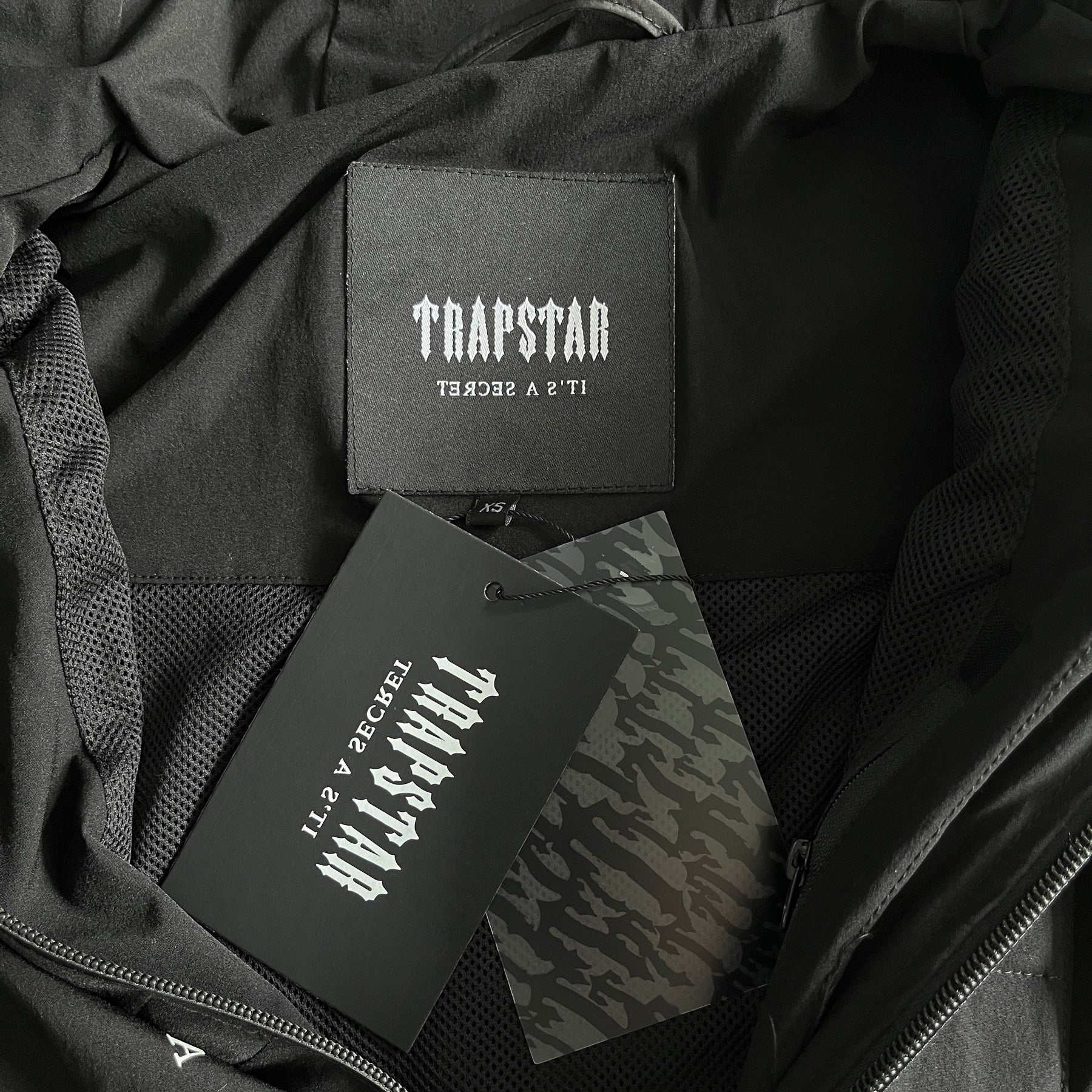 Corta Vento Trapstar “Decoded” ( Preta Com Branca  )