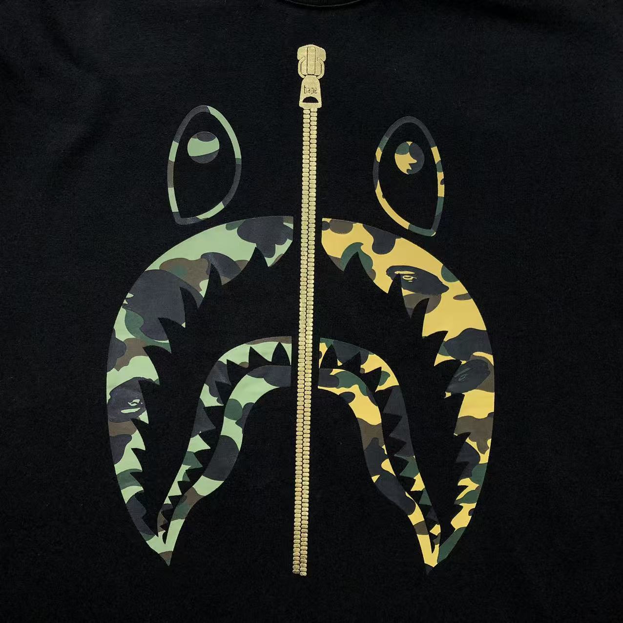 Camisa Bape “Camo Shark”