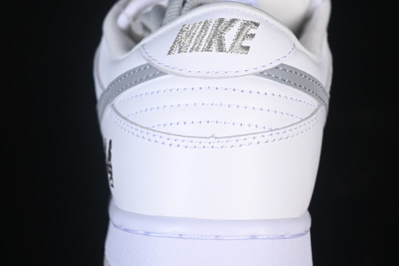 Dunk x Supreme “White Metallic Silver”