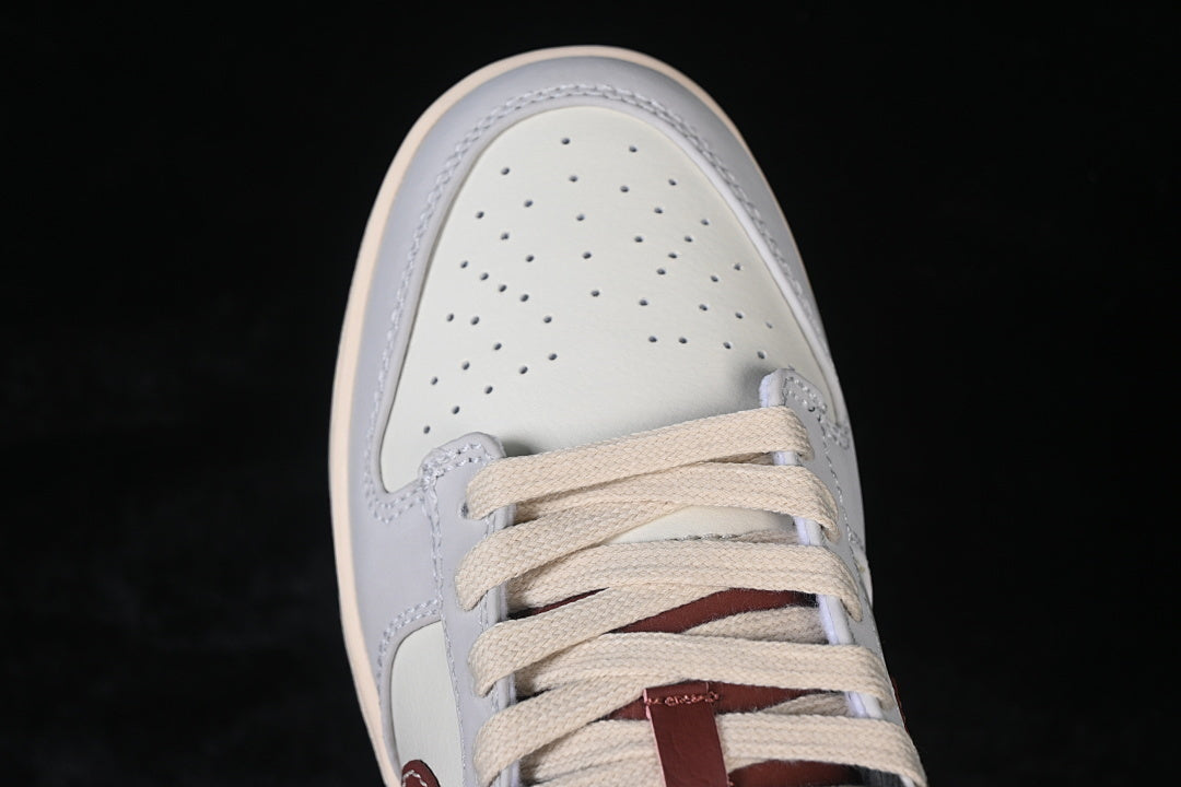 Dunk “Soft Pearl Dark Pony”