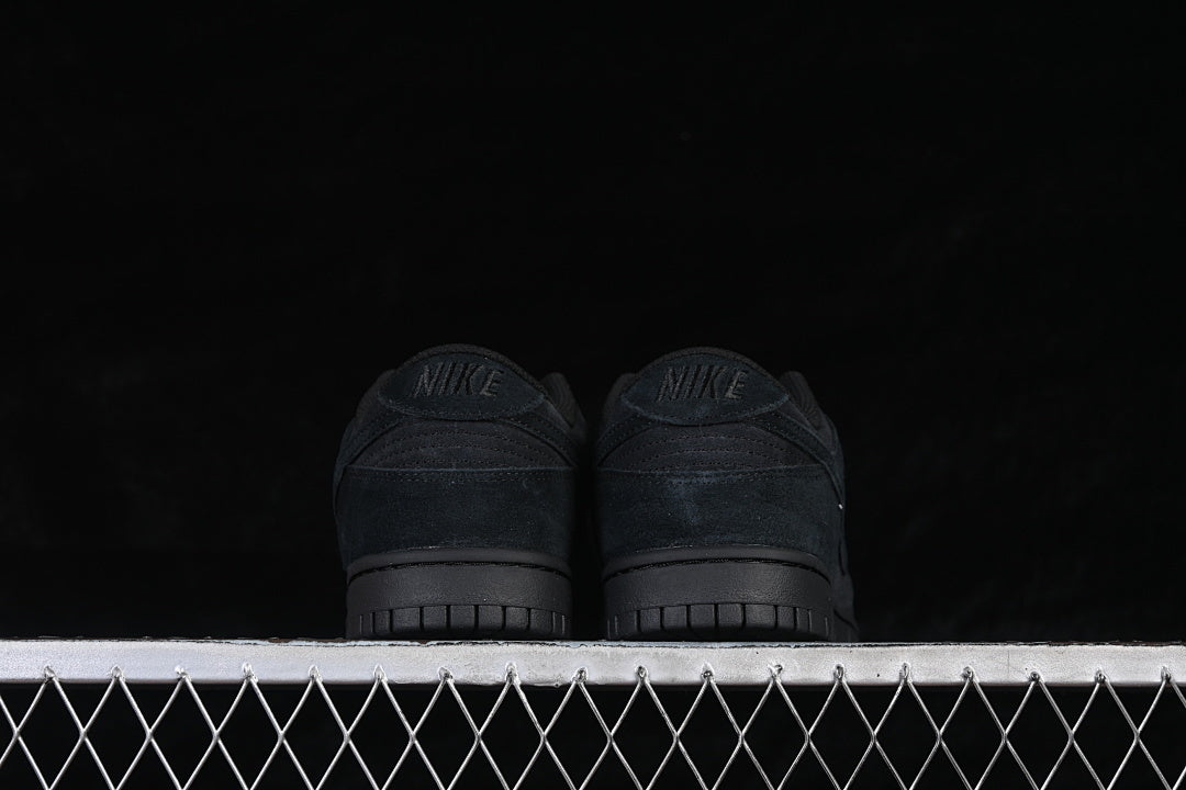 Dunk “Triple Black”