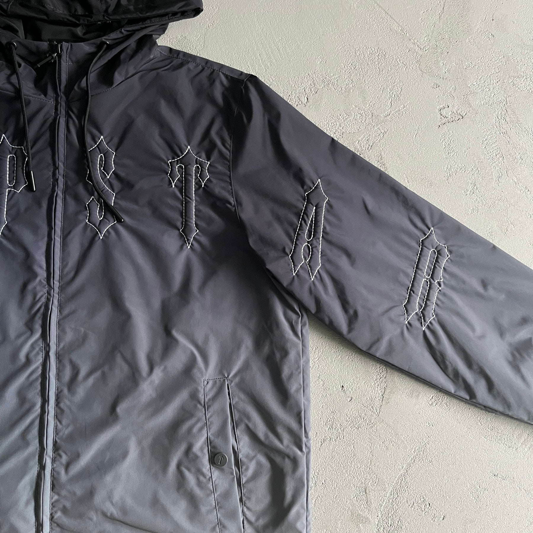 Corta Vento Trapstar “Outline Arch” ( Preta )