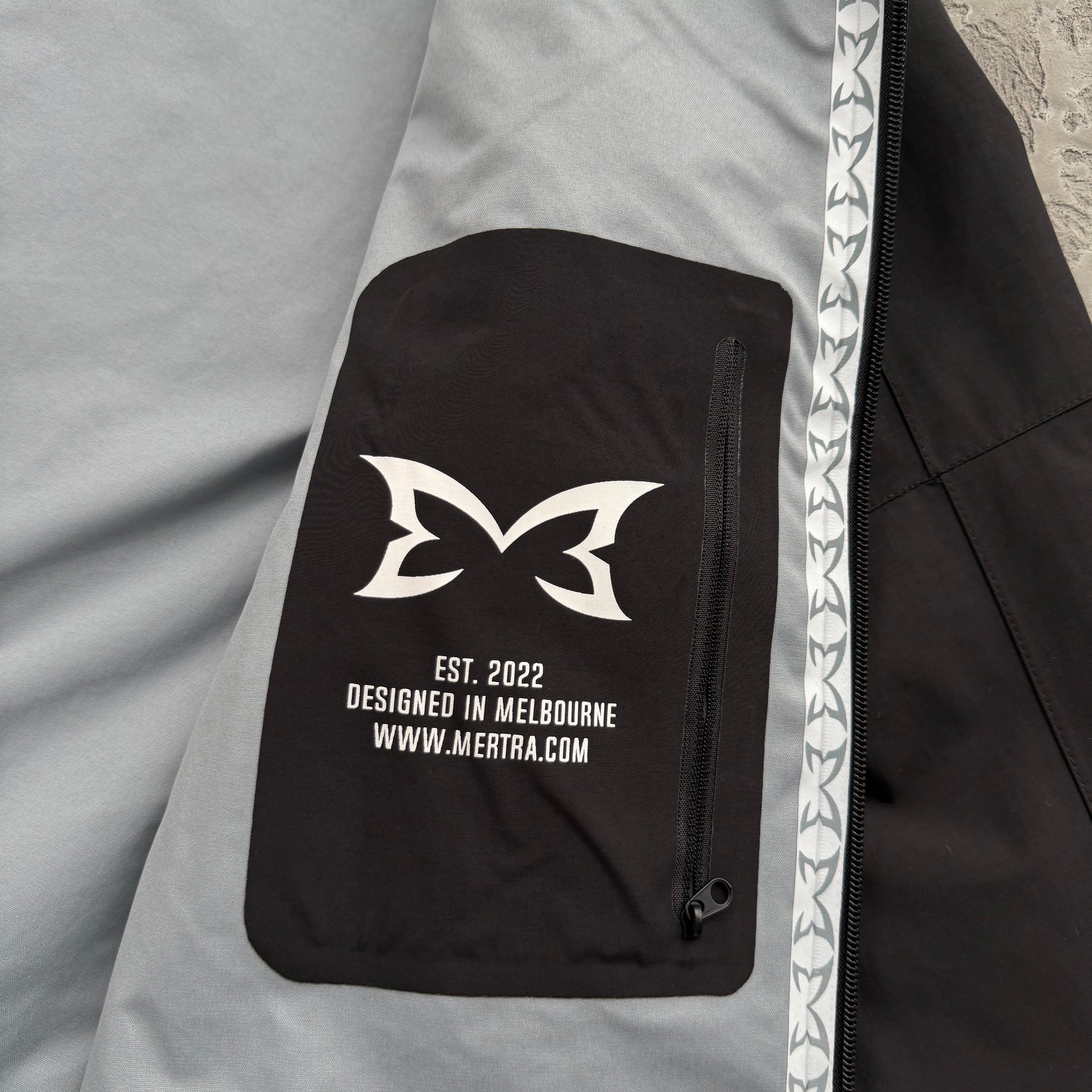 Corta Vento Mertra “Monogram Shell V2” ( Pova D'água )