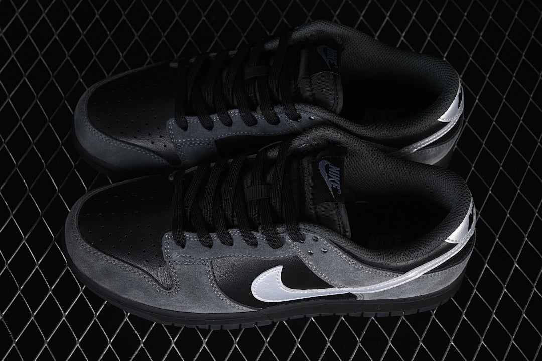 Dunk “Black Metallic Silver”