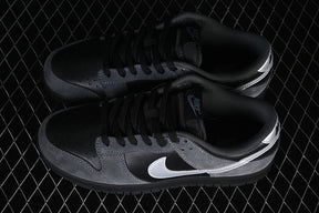 Dunk “Black Metallic Silver”