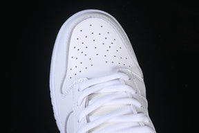 Dunk x Supreme “White Metallic Silver”