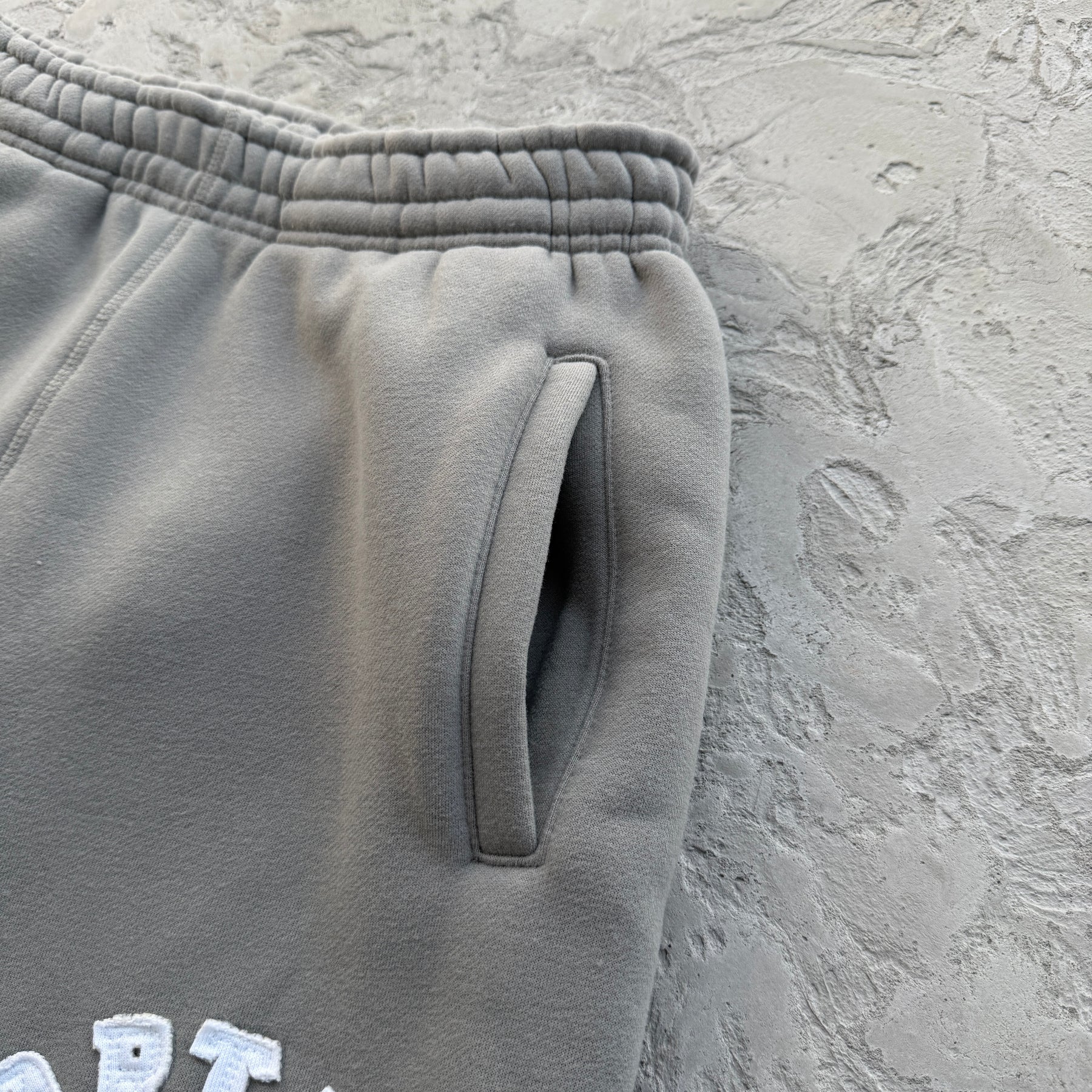 Conjunto Corteiz “College Arch Open” ( Cinza )