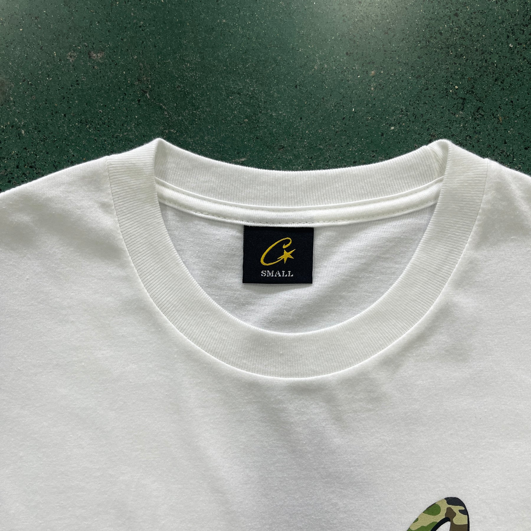 Camisa Corteiz “Pistol Camouflage” ( Branca )