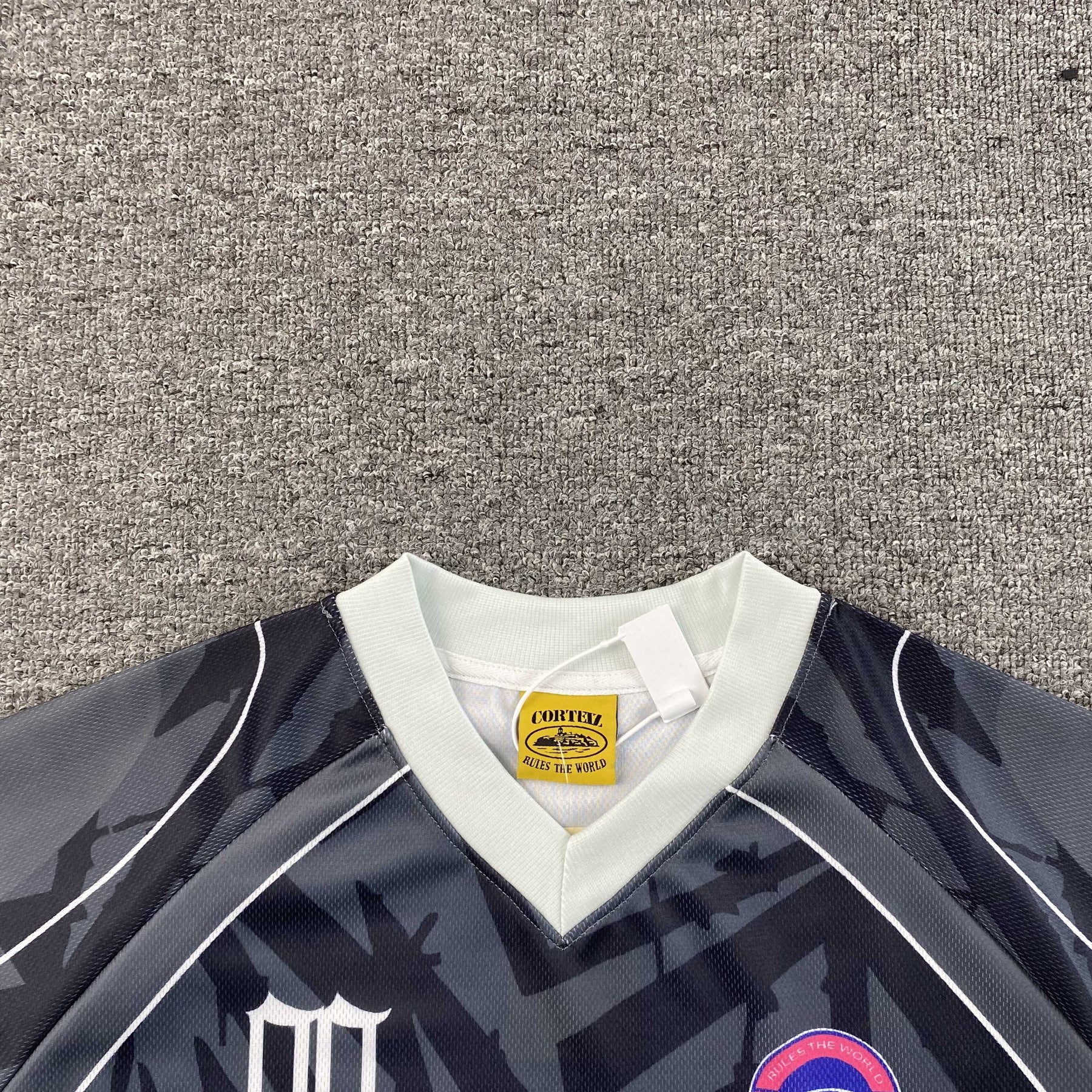 Camisa Corteiz “Striped V”