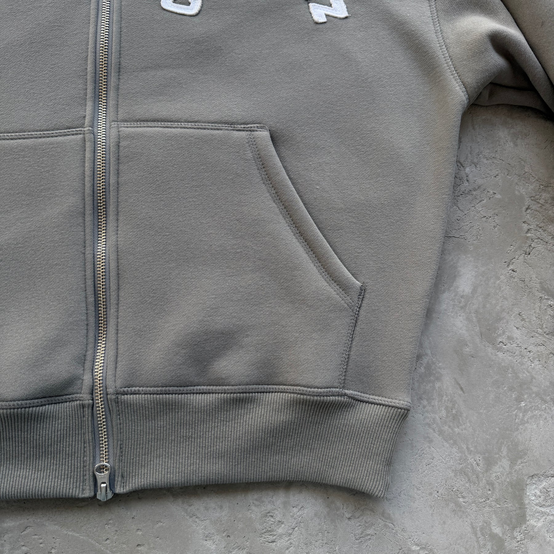 Conjunto Corteiz “College Arch Open” ( Cinza )
