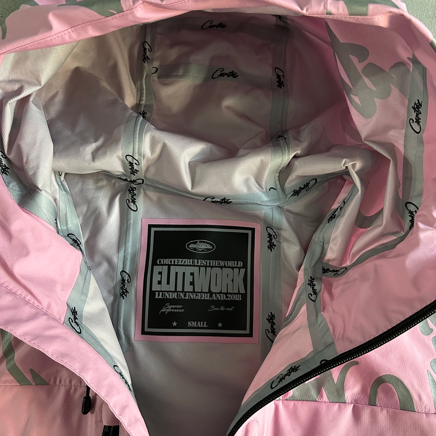 Jaqueta Corteiz “Elitework Shell” ( Rosa )