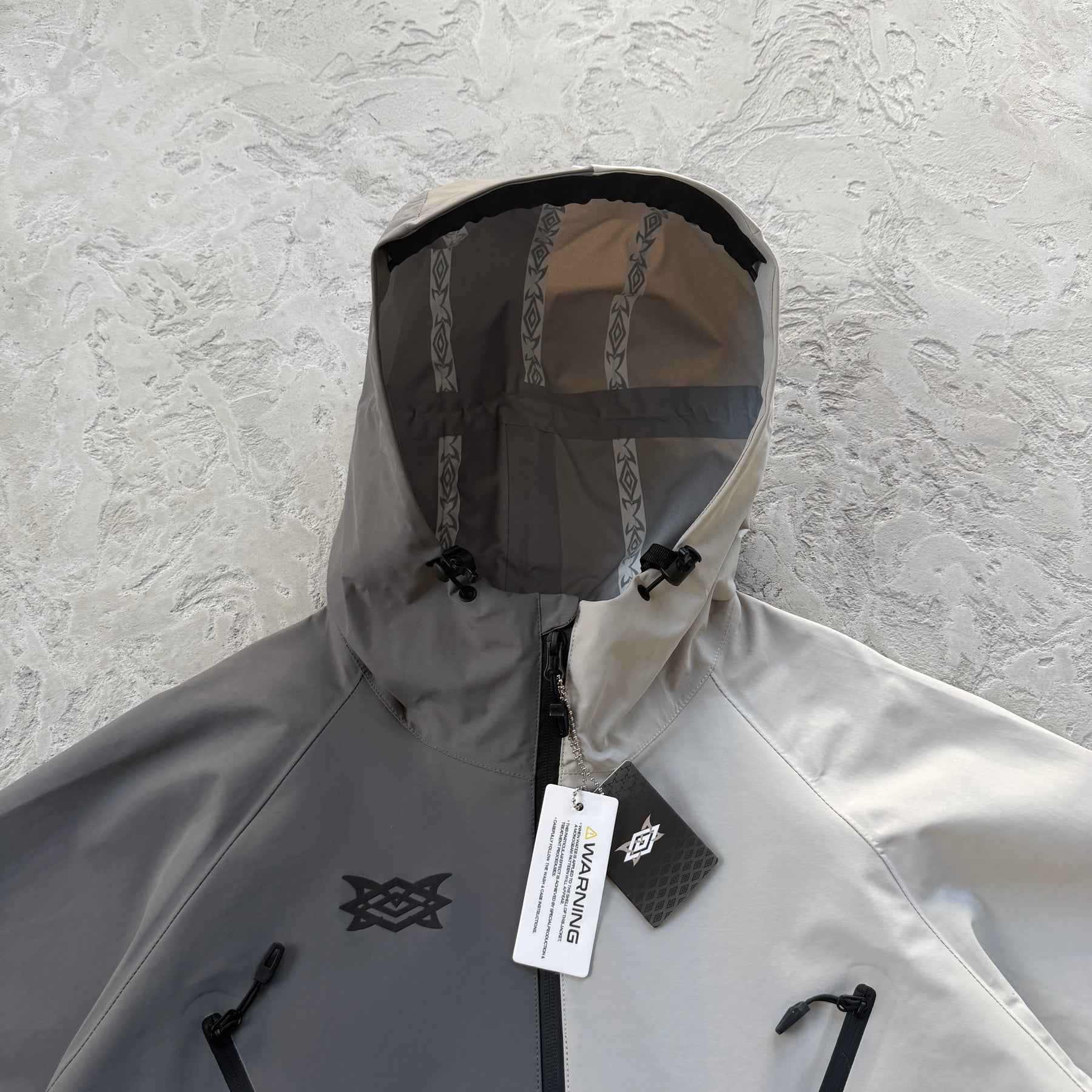 Corta Vento Mertra “Water Reactive ” ( Pova D'água ) ( Branco e Cinza )