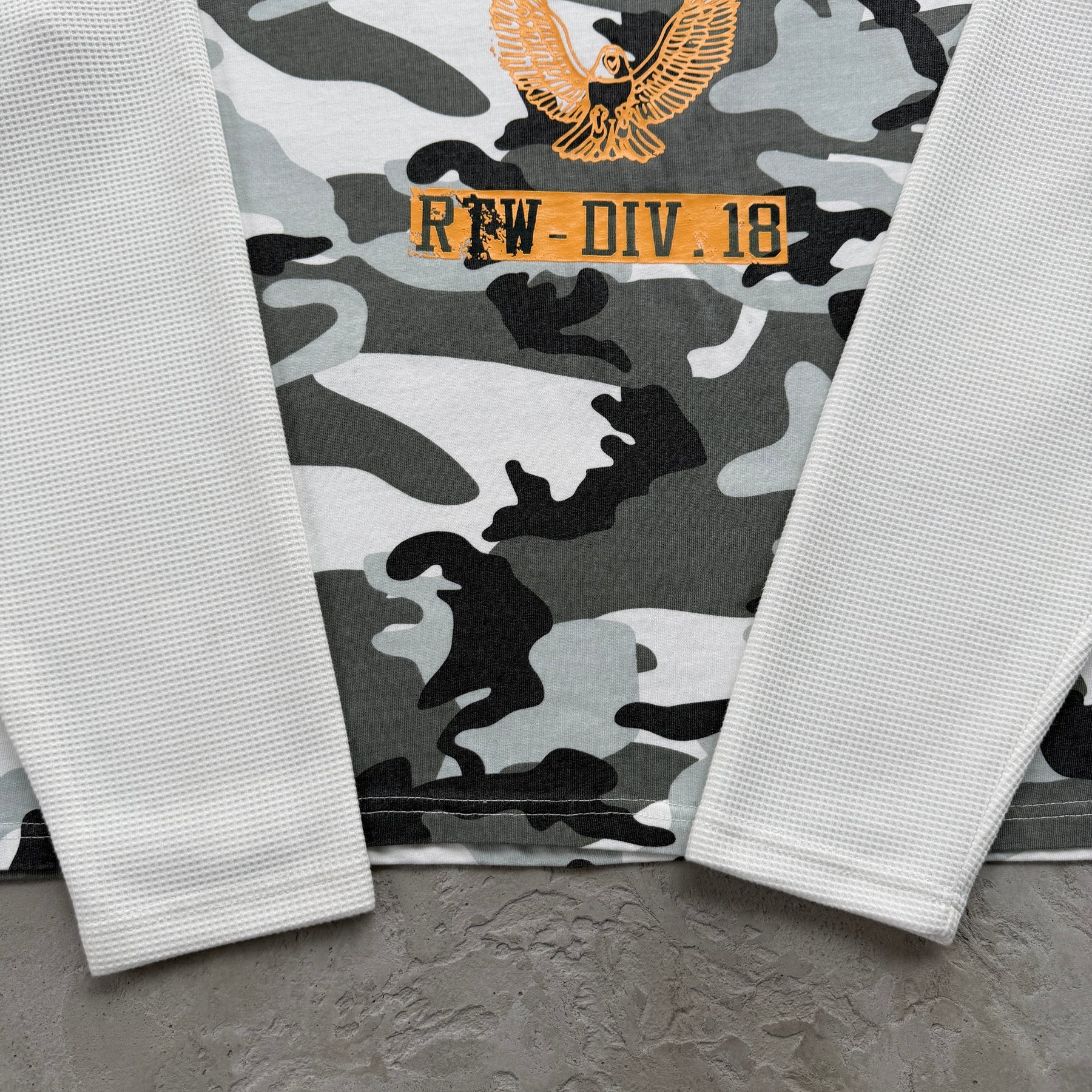 Sueter Corteiz “Eagle Camo Thermal”